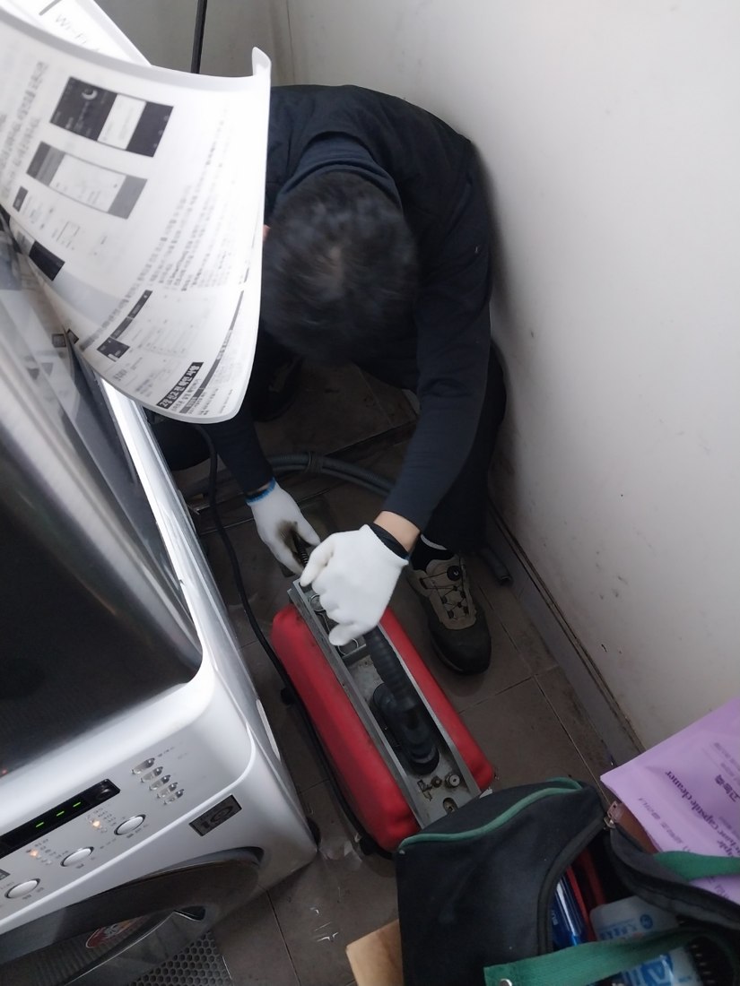 부천 하수구막힘 점검 안내: 세탁실 바닥 배관 전동 장비 작업