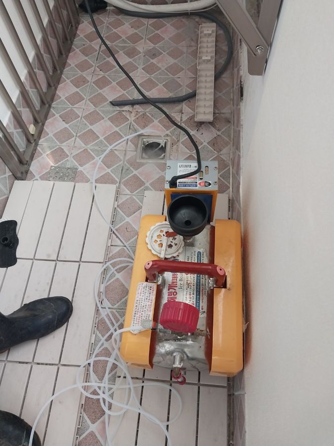 부천 베란다 해빙기 작업 장면