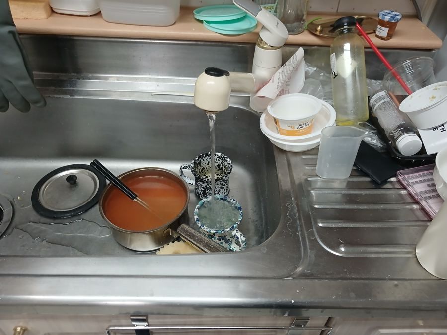 동파해빙작업 후 주방 싱크대에서 물이 다시 나오는 모습